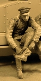 35; Russicher Soldat Stiefel anziehend      1.Weltkrieg