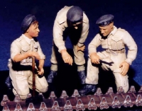 x35; Britische Panzercrew bei Kettenreparatur