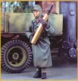 35; Deutscher Soldat im Mantel ,mit Granate