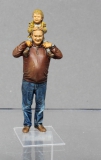 �32; Opa mit Enkel auf den Schultern    FERTIGFIGUR       (Preis zuz�glich Porto ! )