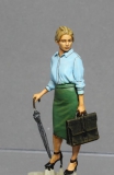 �32; Gesch�ftsfrau mit Schirm    FERTIGFIGUR            (Preis zuz�glich Porto)