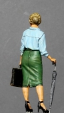 �32; Gesch�ftsfrau mit Schirm    FERTIGFIGUR            (Preis zuz�glich Porto)