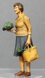 �32; Frau kommt vom Einkaufen / Markt        FERTIGFIGUR            (Preis zuz�glich Porto)
