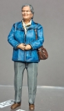 �32; �ltere Dame, wartend    FERTIGFIGUR     (Preis zuz�glich Porto)