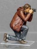 �32; Knieender Fotograf        FERTIGFIGUR     (Preis zuz�glich Porto)