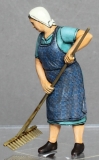 32; Landfrau mit Rechen     FERTIGFIGUR     (Preis zuzglich Porto)