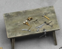45; Werktisch mit Werkzeugkasten FERTIGMODELL  (OHNE FIGUR)    (PREIS zuzglich Porto)