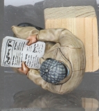 �32; Reisender, Zeitung lesend       FERTIGFIGUR     (Preis zuz�glich Porto)