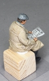 �32; Reisender, Zeitung lesend       FERTIGFIGUR     (Preis zuz�glich Porto)