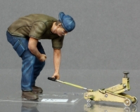 32; Arbeiter mit Wagenheber      FERTIGFIGUR     (Preis zuzglich Porto)