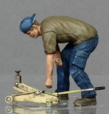 32; Arbeiter mit Wagenheber      FERTIGFIGUR     (Preis zuzglich Porto)