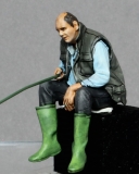 �32; Sitzender Angler    FERTIGFIGUR     (Preis zuz�glich Porto)