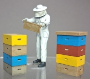 32; Bee Keeper BUILD AND PAINTED FIGURE