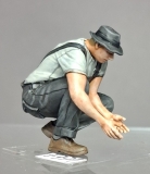 �32; Dachdecker hockend    FERTIGFIGUR      (Preis zuz�glich Porto)