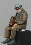 32; Reisender mit Vollbart, eingenickt      FERTIGFIGUR     (Preis zuzglich Porto)