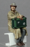 32; Reisende, Gerda sitzend     FERTIGFIGUR  (Preis zuzglich Porto)