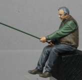 32; Angler sitzend    FERTIGFIGUR  (Preis zuzglich Porto)