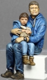 32; Vater und Sohn sitzend     FERTIGFIGUR  (Preis zuzglich Porto)