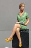 �32; Junge Dame sitzend     FERTIGFIGUR      (Preis zuz�glich Porto)