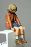 °32; LIESEL, sitzendes Mädchen FERTIGFIGUR (Preis zuzüglich Porto)