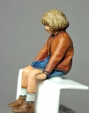 °32; LIESEL, sitzendes Mädchen FERTIGFIGUR (Preis zuzüglich Porto)