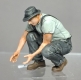 32; Dachdecker hockend    FERTIGFIGUR      (Preis zuzglich Porto)