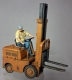 �32; Gabelstapler mit Fahrerfigur  FERTIGMODELL      (Preis zuz�glich Porto)